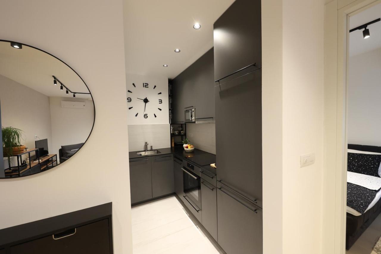 Modern Apartment In The Heart Of Белград Екстериор снимка