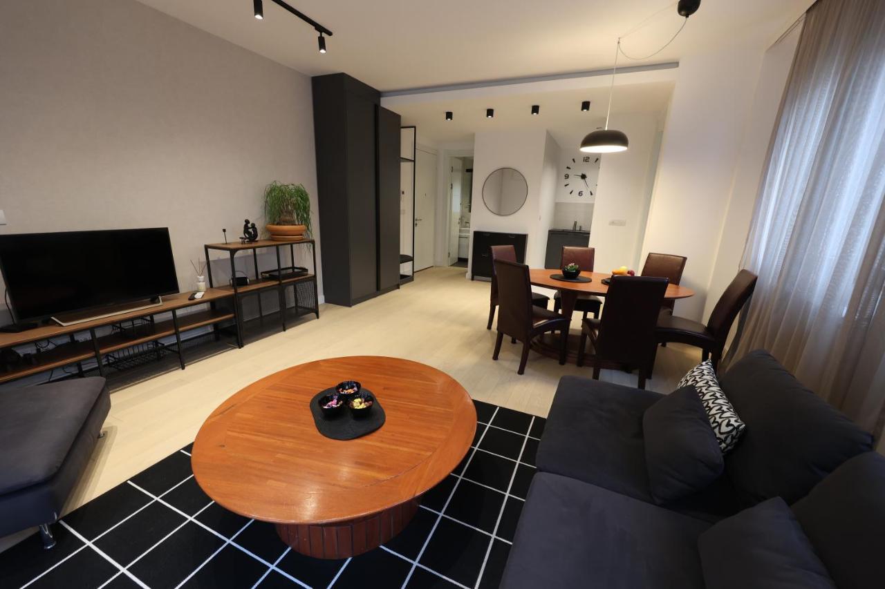 Modern Apartment In The Heart Of Белград Екстериор снимка