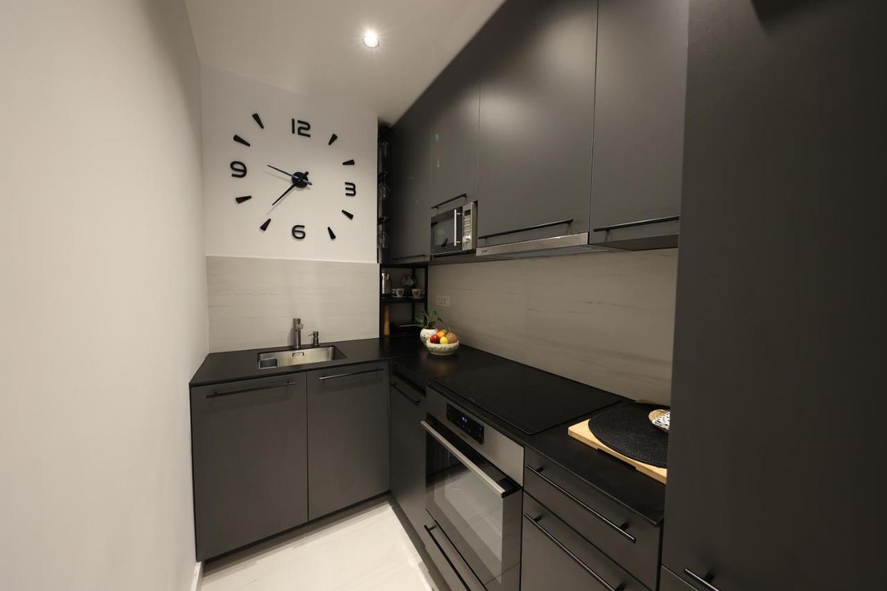 Modern Apartment In The Heart Of Белград Екстериор снимка